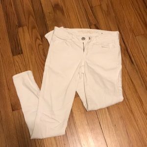 White American Eagle skinny jeans